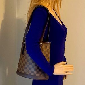 Louis Vuitton
1998 pre-owned Damier Ebène Marais Bucket Bag